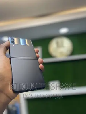 Photo - Samsung Galaxy Z Flip 3 128 GB Black