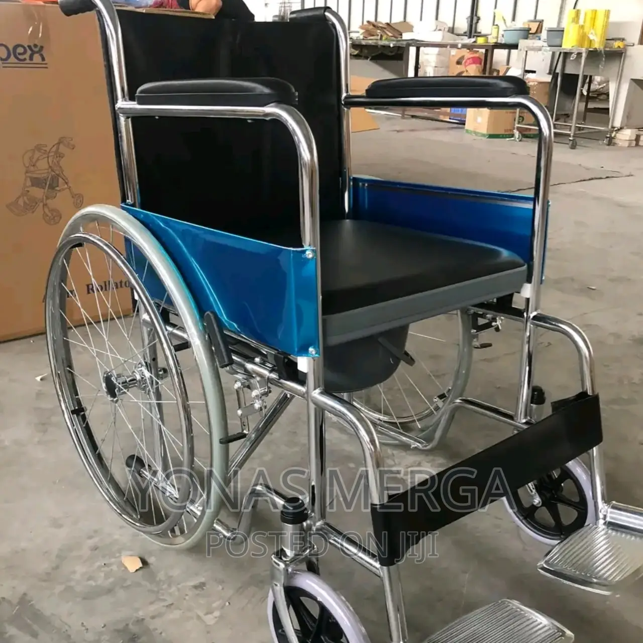 MEDE-MOVE Commode Wheelchair Foldable Brake Stylepush-Tolock