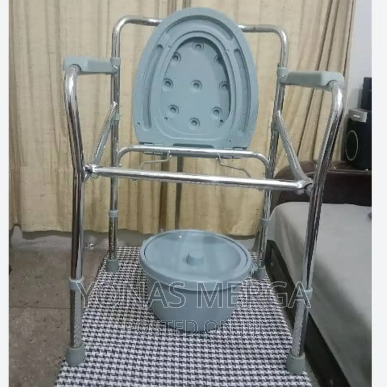 Removable Bucket
Toilet Seat_ Lid
Lightweight
Easy to Clean