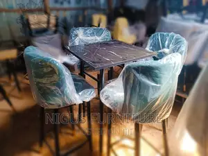 Photo - በጥራት የተሰሩ ወንበሮች በሌዘር ፣ በጨርቅ በተላያየ ከለር