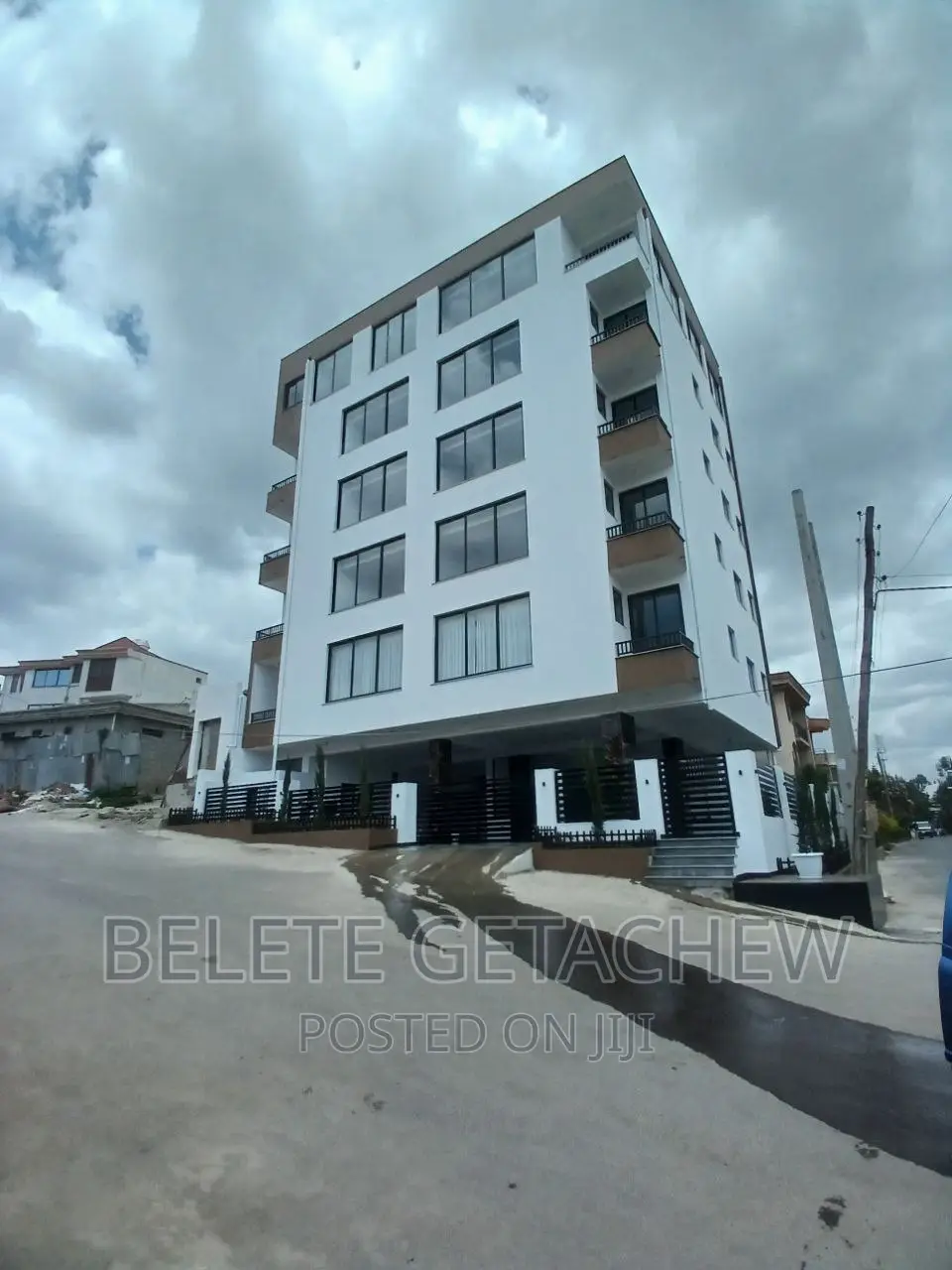 20bdrm Duplex in G+5 የአፓርታማ ህንፃ, Bole for sale