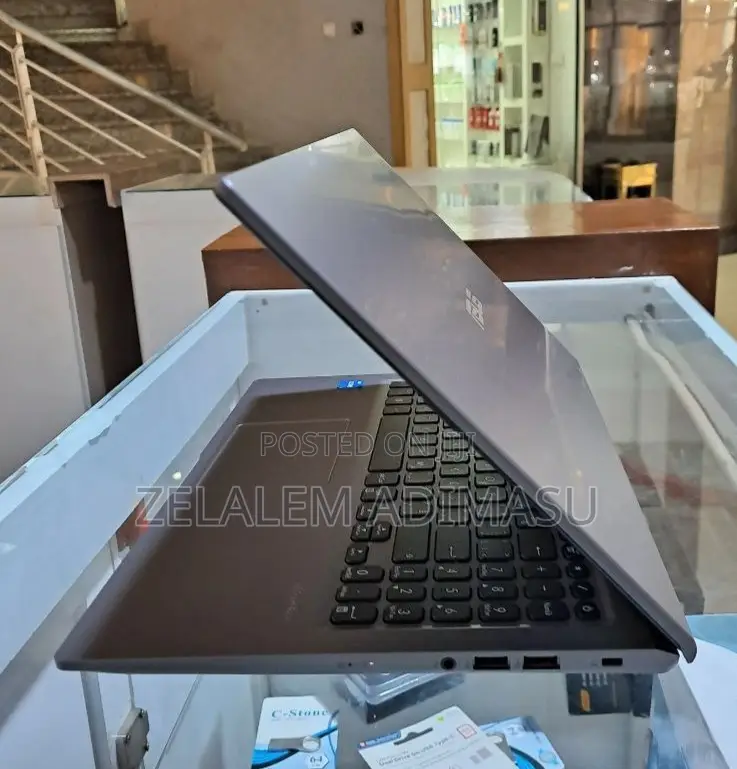 New Laptop Asus VivoBook W202 16GB Intel Core I5 SSD 512GB