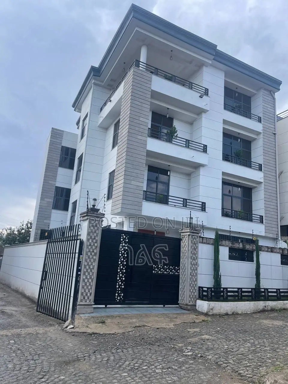 11bdrm House in ላፍቶ ቅንጡ መኖሪያ ቤት, Nifas Silk-Lafto for sale