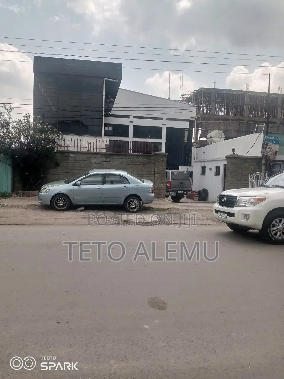 የሚሸጥ ቤት መገናኛ ዋና አስፓልት