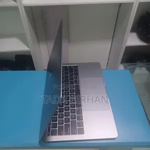 New Laptop Apple MacBook Pro 2017 8GB Intel Core i5 SSD 256GB