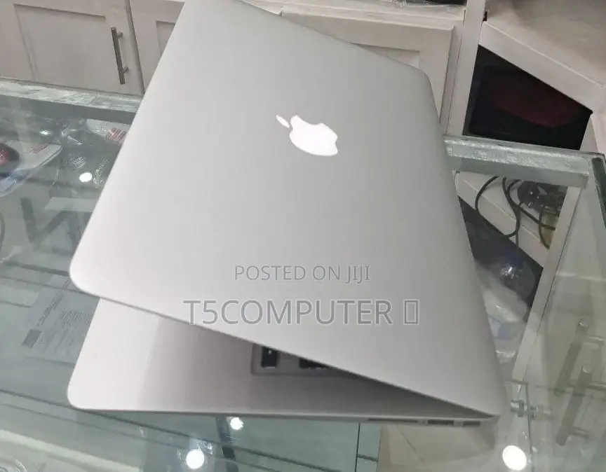 New Laptop Apple MacBook Pro 2017 8GB Intel Core I7 SSD 128GB