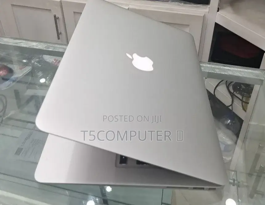 New Laptop Apple MacBook Pro 2017 8GB Intel Core I7 SSD 128GB