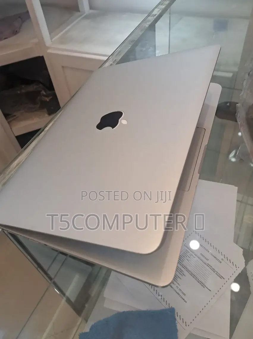 New Laptop Apple MacBook 2015 8GB Intel Core I5 SSD 128GB