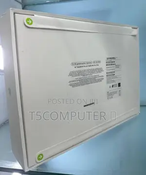 Photo - New Laptop Apple MacBook Pro 2022 M2 16GB Intel Core I7 SSD 512GB