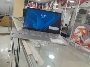 New Laptop Asus VivoBook E12 E203NAH 8GB Intel Core I5 SSD 512GB