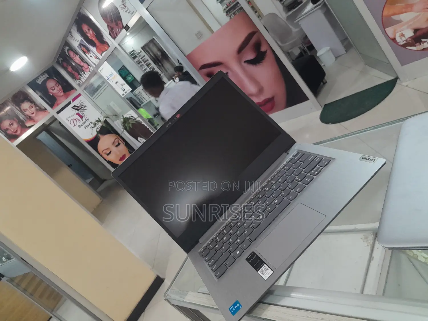 New Laptop Asus VivoBook E12 E203NAH 8GB Intel Core I5 SSD 512GB