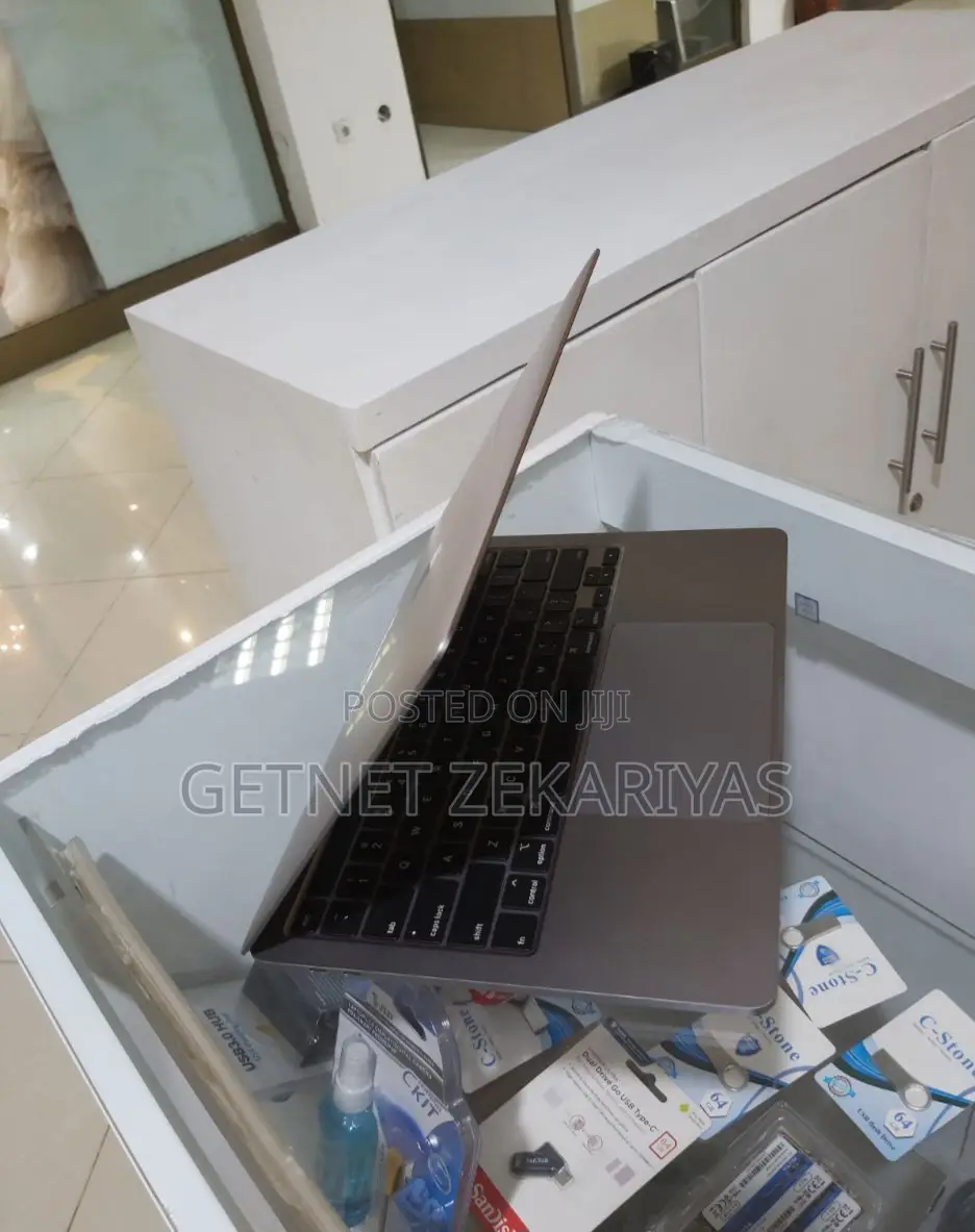 New Laptop Apple MacBook Pro 2020 16GB Intel Core I7 SSD 512GB