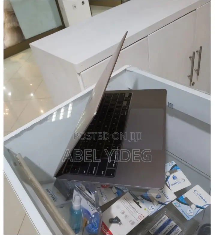 New Laptop Apple MacBook Pro 2020 16GB Intel Core I7 SSD 512GB