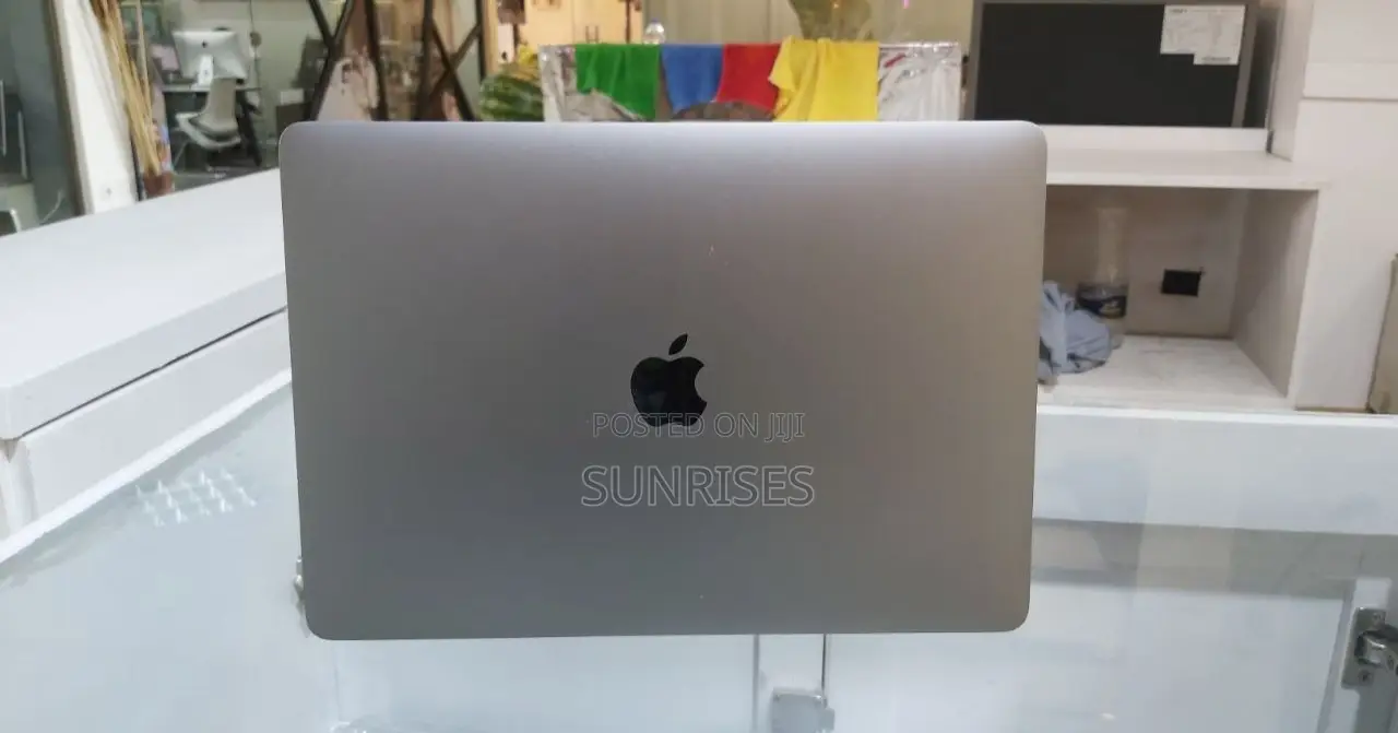 New Laptop Apple MacBook 2020 16GB Intel Core I7 SSD 512GB