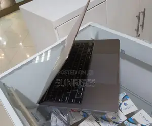 New Laptop Apple MacBook 2020 16GB Intel Core I7 SSD 512GB