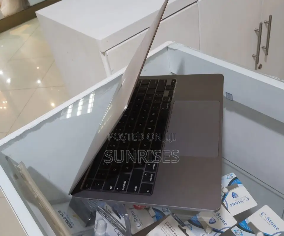 New Laptop Apple MacBook 2020 16GB Intel Core I7 SSD 512GB