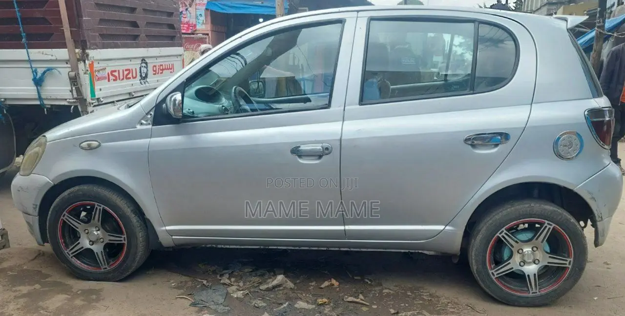 Toyota Vitz 2000 Silver