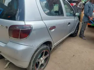 Toyota Vitz 2000 Silver