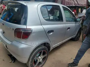 Toyota Vitz 2000 Silver