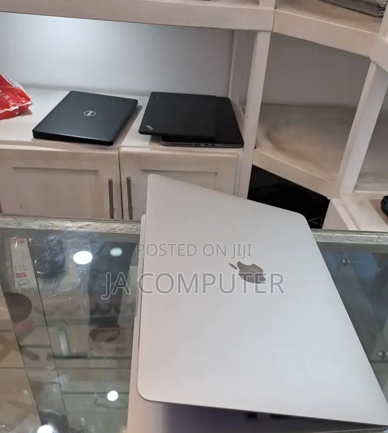 New Laptop Apple MacBook Pro 2019 8GB Apple M1 Pro SSD 256GB