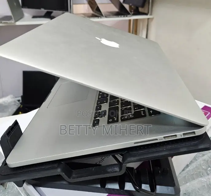 New Laptop Apple MacBook Pro 2015 16GB Intel Core I7 SSD 512GB