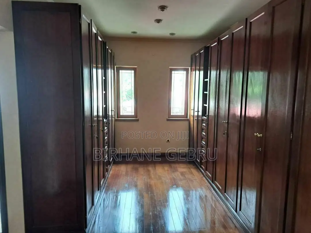 8bdrm House in House Rent, Bole for rent