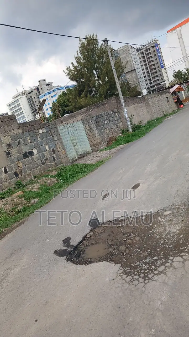 የሚሸጥ ቦታ 22 ዋና አስፓልት ላይ