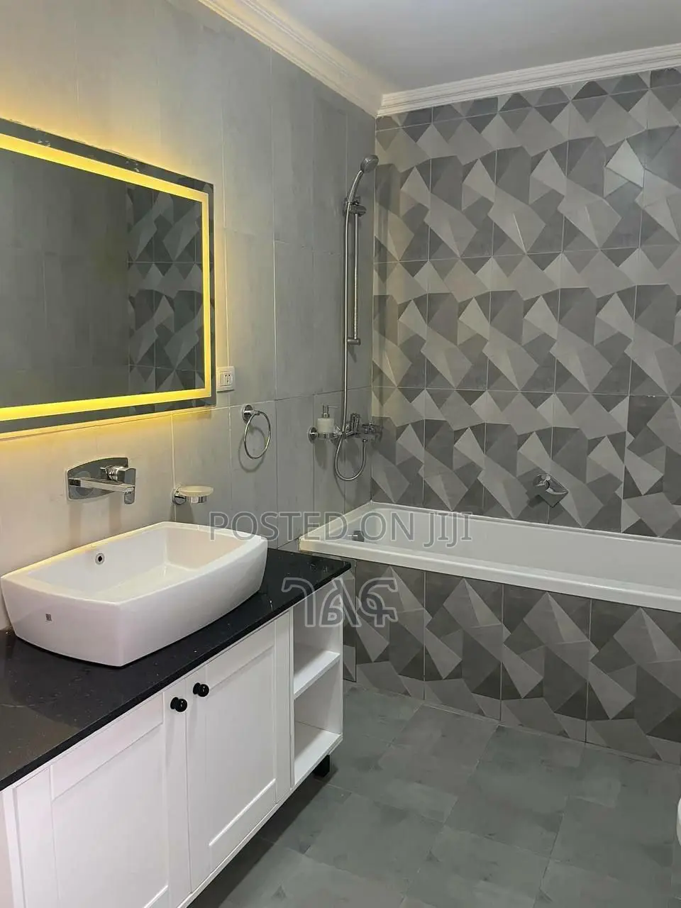 3bdrm Apartment in መሀል ቦሌ ቅንጡ አፓርትመንት, Bole for sale