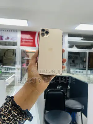 Photo - Apple iPhone 11 Pro Max 512 GB Gold