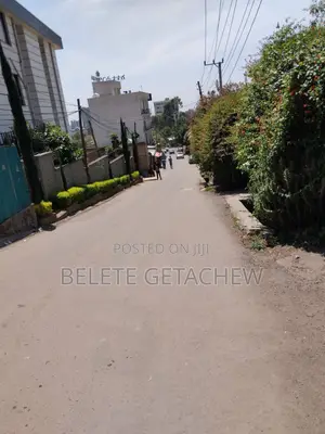 ላምበረት አራራት ሆቴል አካባቢ የሚሸጥ ቆንጆ ቦታ ፡፡ 500 ካ.ሜ