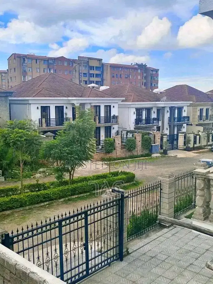 7bdrm House in ከቦሌ ኤርፖርት አቅራቢያ, Bole for sale