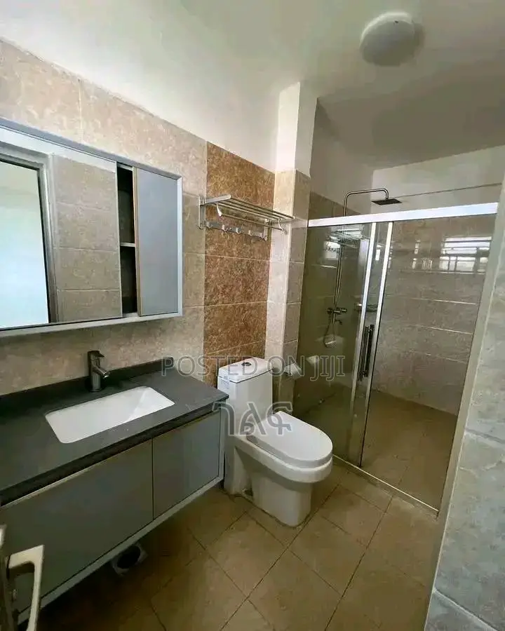 7bdrm House in ከቦሌ ኤርፖርት አቅራቢያ, Bole for sale