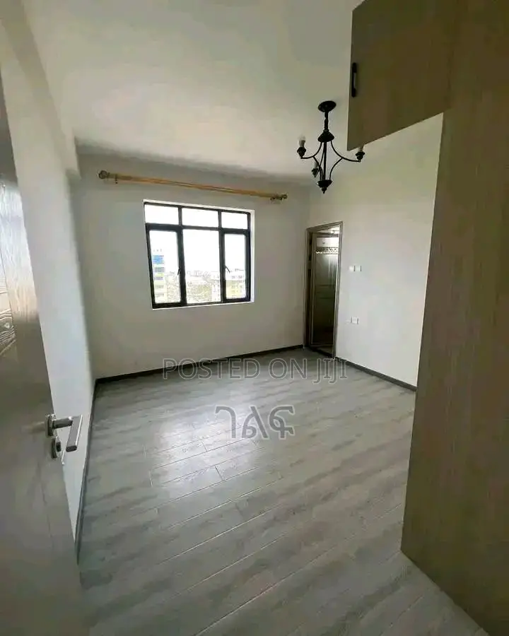 7bdrm House in ከቦሌ ኤርፖርት አቅራቢያ, Bole for sale