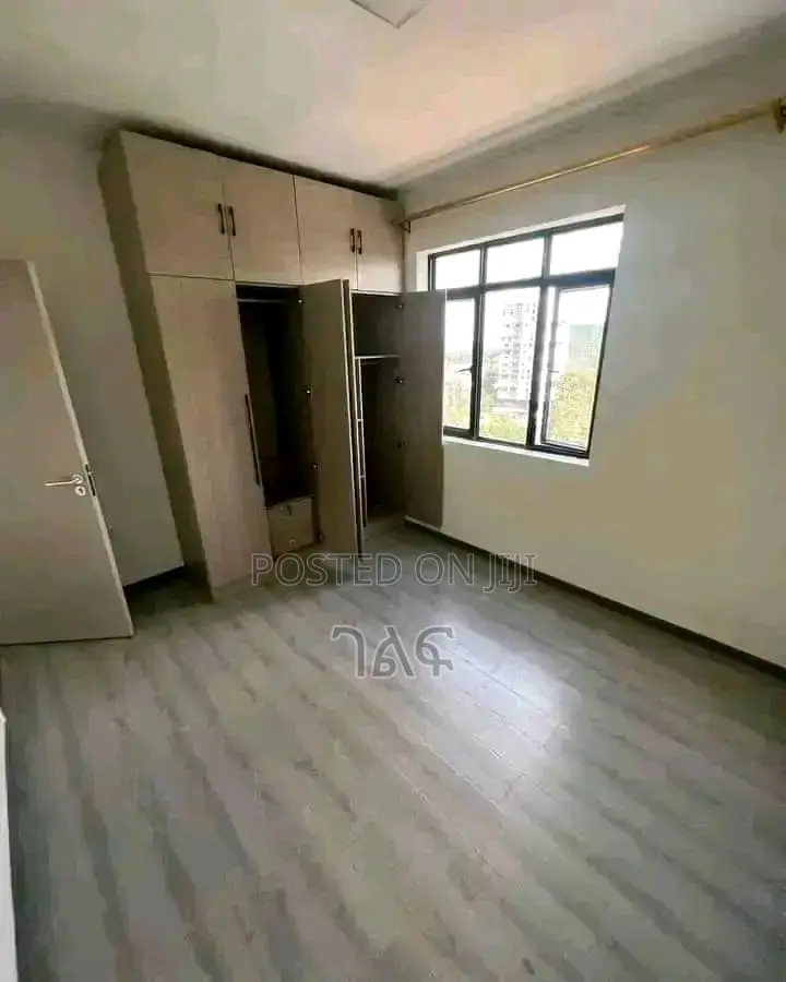 7bdrm House in ከቦሌ ኤርፖርት አቅራቢያ, Bole for sale