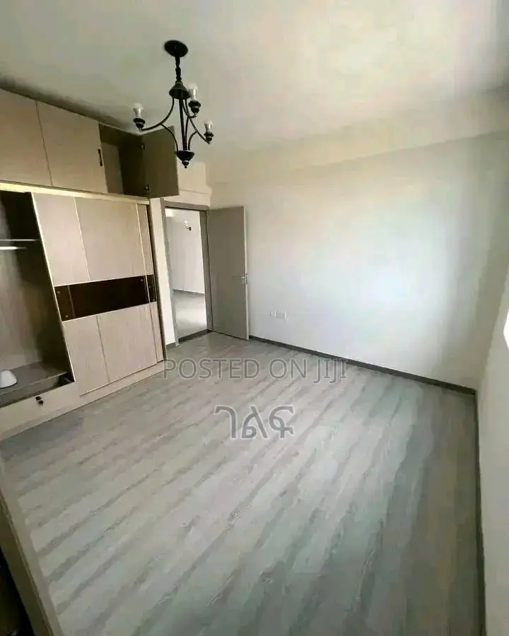 7bdrm House in ከቦሌ ኤርፖርት አቅራቢያ, Bole for sale