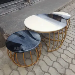 በኢፖክሲ የተሰሩ ጠረጴዛ