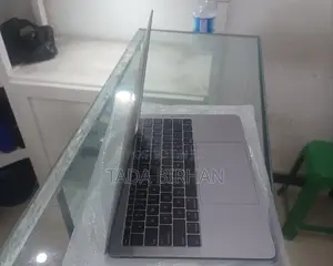 New Laptop Apple MacBook Pro 2017 8GB Intel Core I5 SSD 512GB