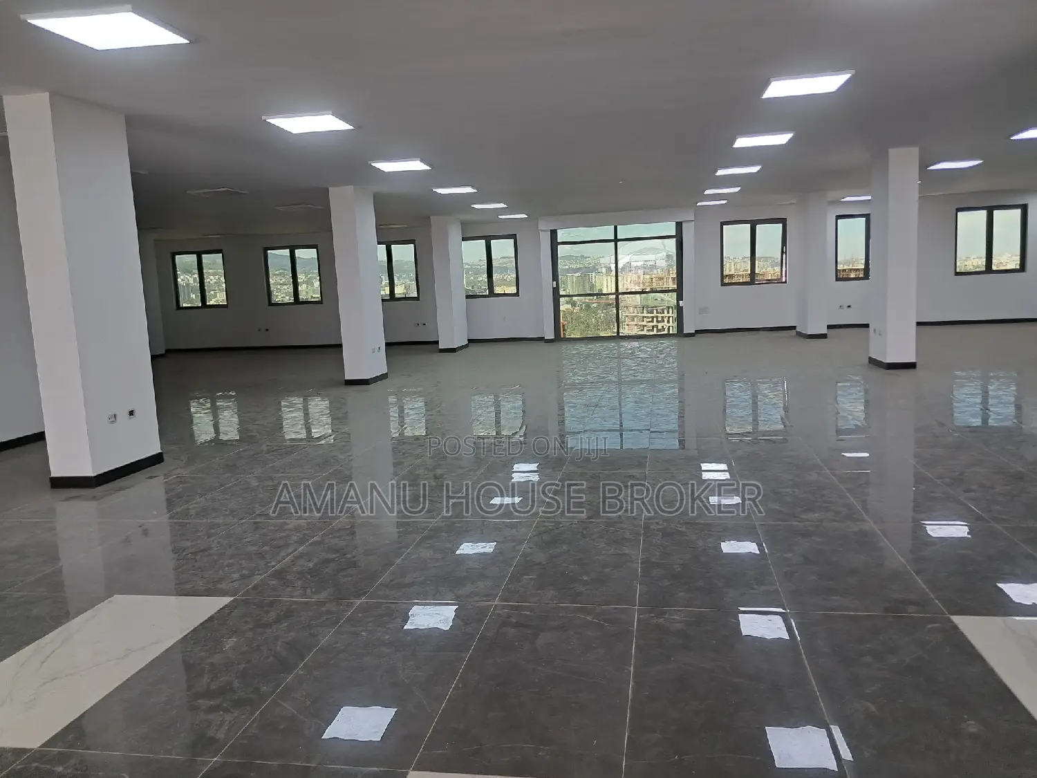 አስቸኳይ የሚከራይ 450sqm ለመድኃኒት ማስቀመጫና ቢሮ ዋና መንገድ የያዘ
