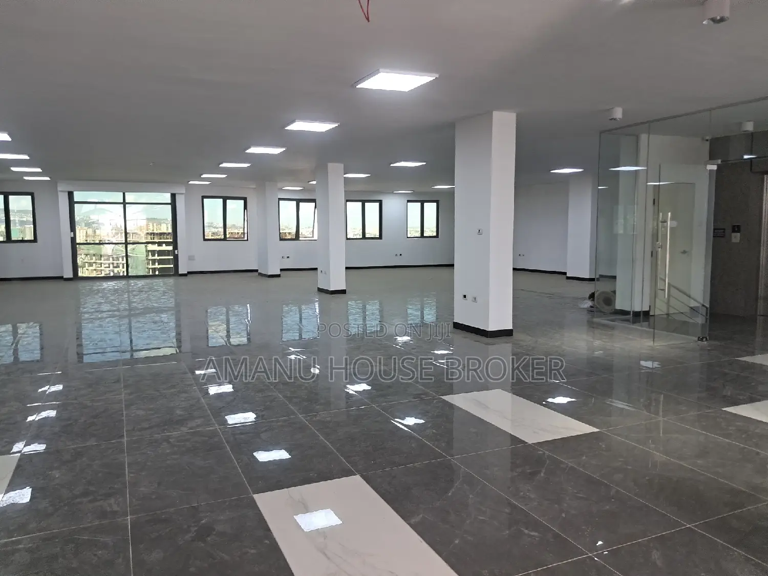 አስቸኳይ የሚከራይ 450sqm ለመድኃኒት ማስቀመጫና ቢሮ ዋና መንገድ የያዘ