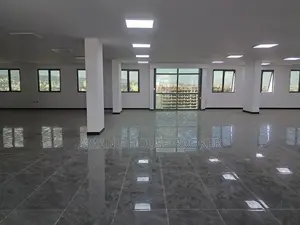 አስቸኳይ የሚከራይ 450sqm ለመድኃኒት ማስቀመጫና ቢሮ ዋና መንገድ የያዘ