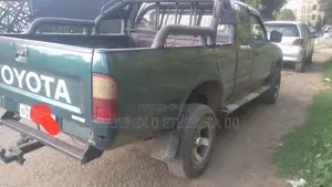 Toyota Hilux 2000 Green