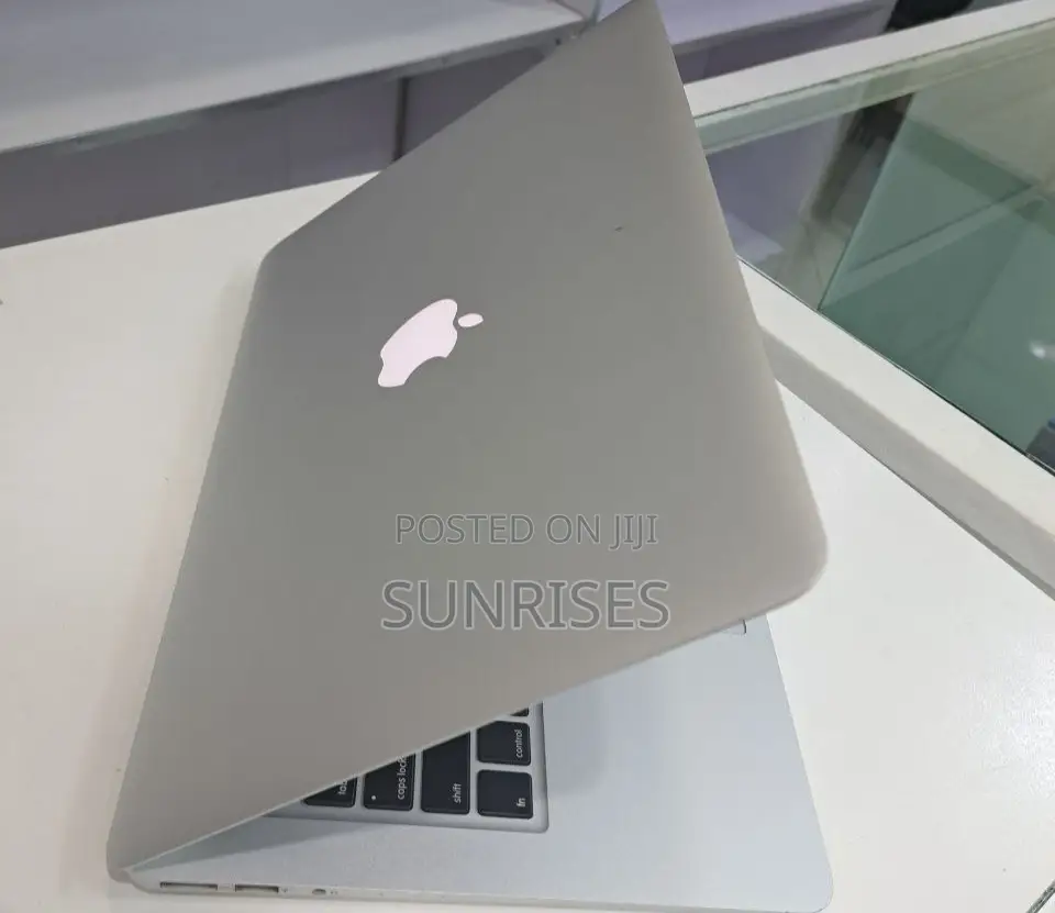 New Laptop Apple MacBook 2017 8GB Intel Core I7 SSD 256GB