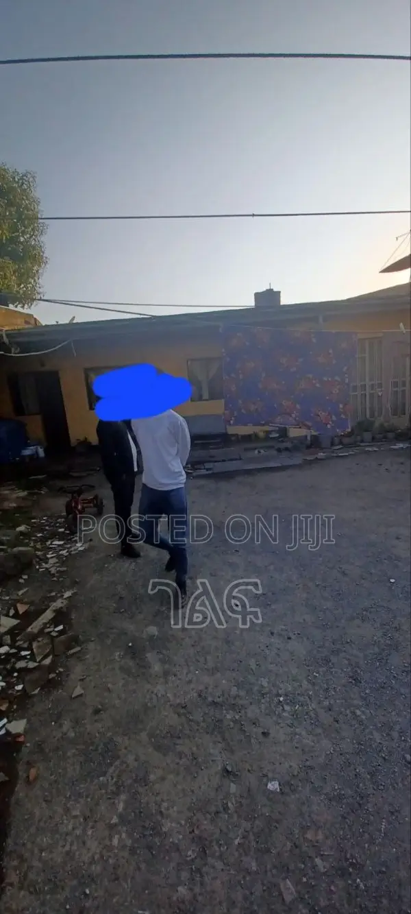 አያት 49 ሆሴ ሪልስቴት አካባቢ 2 መንገድ የያዘ