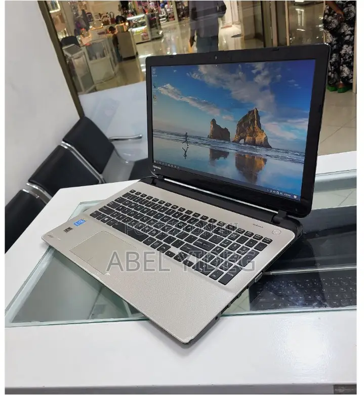 New Laptop Toshiba Satellite L555 4GB Intel Core I5 HDD 500GB