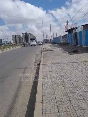 የሚሸጥ ቦታ አያት ገብርኤል ኮንዶሚኒየም አካባቢ ዋና አስፓልት