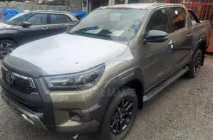 Photo - New Toyota Hilux 2022 Gray