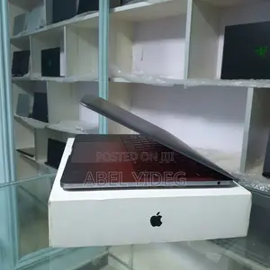 New Laptop Apple MacBook Pro 2017 8GB Intel Core I5 SSD 128GB