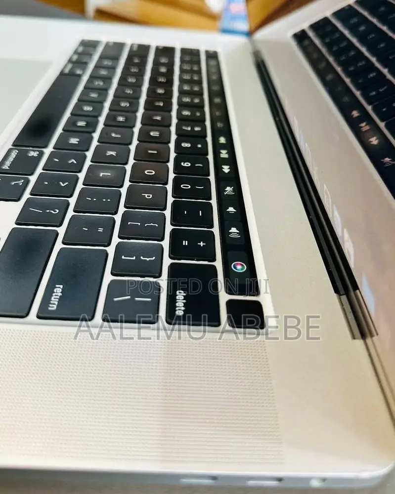 New Laptop Apple MacBook Pro 2018 16GB Intel Core I7 SSD 512GB