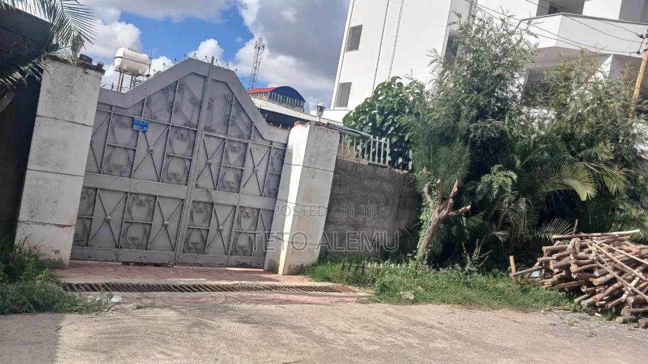 የሚሸጥ ቦታ አያት ኮንፓውድ ቪላ አለው የድሮ