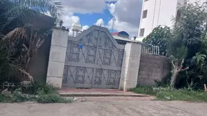 የሚሸጥ ቦታ አያት ኮንፓውድ ቪላ አለው የድሮ